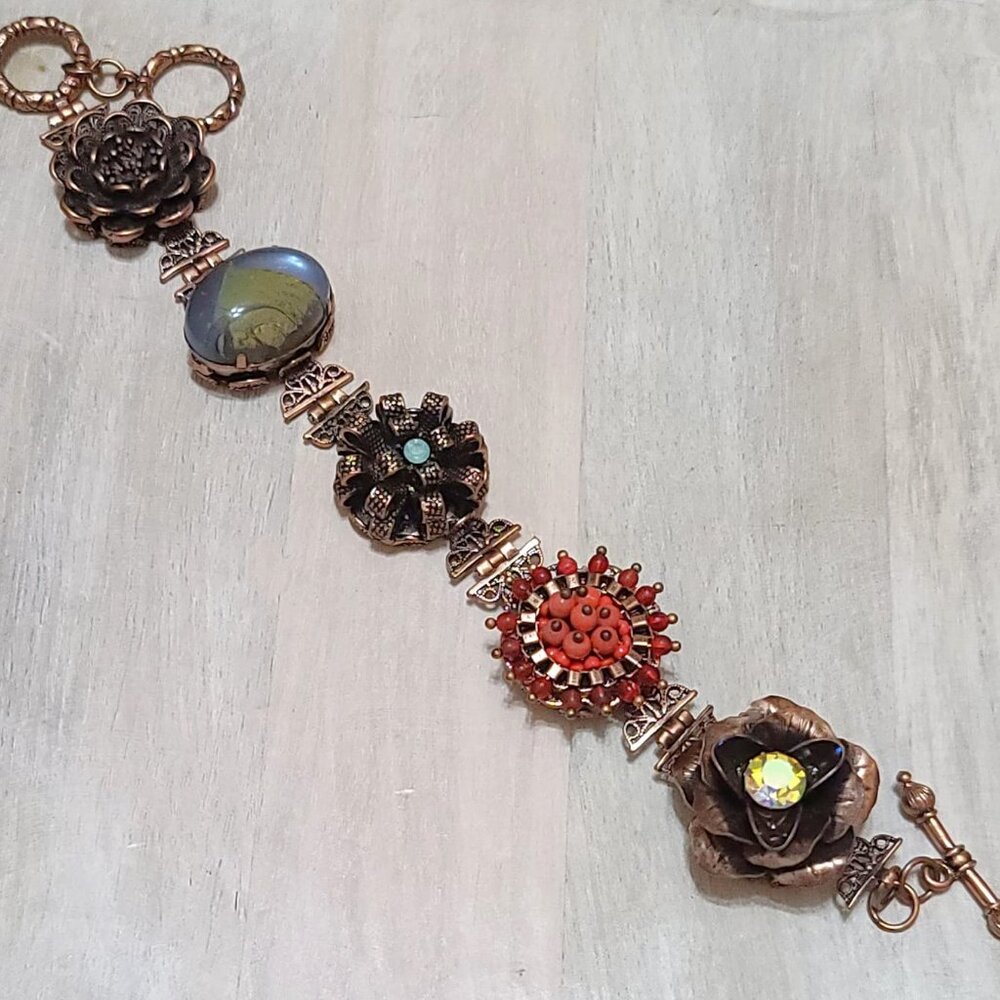 Victorian style bracelet, flower cabachons with rhinestones and beads copper - Picture 4 of 10